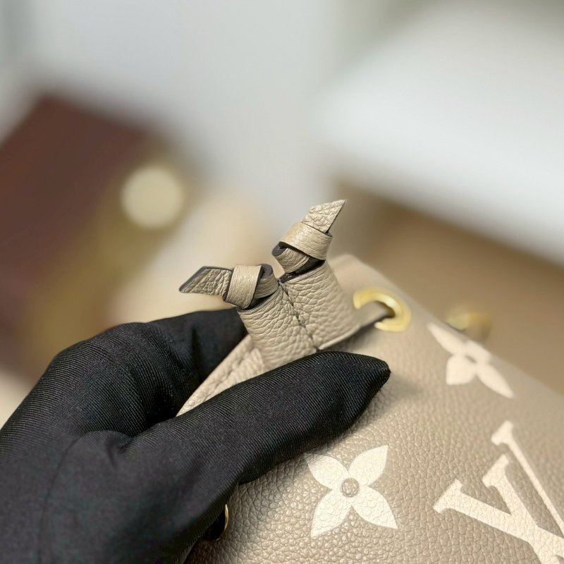 (每次上架都秒售❤️🔥)🏷LV 路易威登.Nano Noe 雙色迷你水桶包 斑鳩灰 芯片款-15