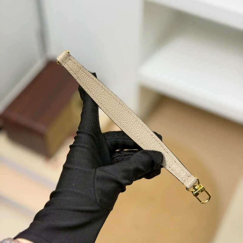 (每次上架都秒售❤️🔥)🏷LV 路易威登.Nano Noe 雙色迷你水桶包 斑鳩灰 芯片款-18