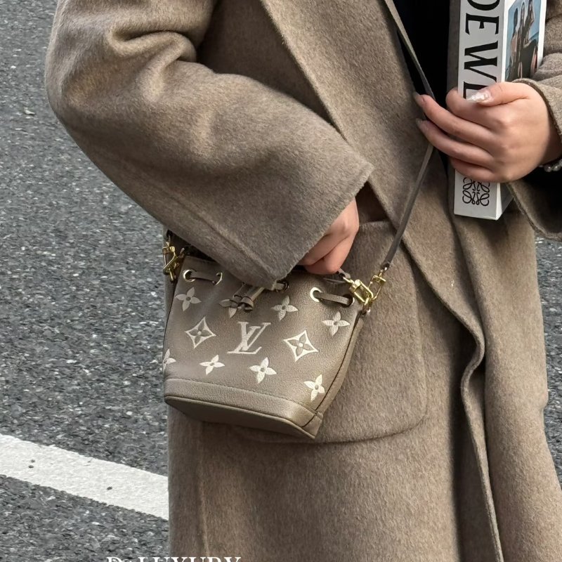 (每次上架都秒售❤️🔥)🏷LV 路易威登.Nano Noe 雙色迷你水桶包 斑鳩灰 芯片款-23