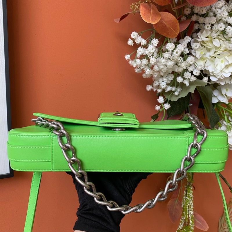 Balenciaga巴黎世家 LINDSAY 磁性閉合弧形牛皮 單肩斜挎包-3