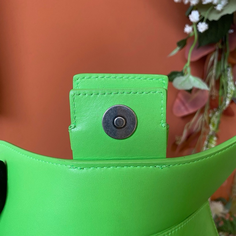 Balenciaga巴黎世家 LINDSAY 磁性閉合弧形牛皮 單肩斜挎包-6