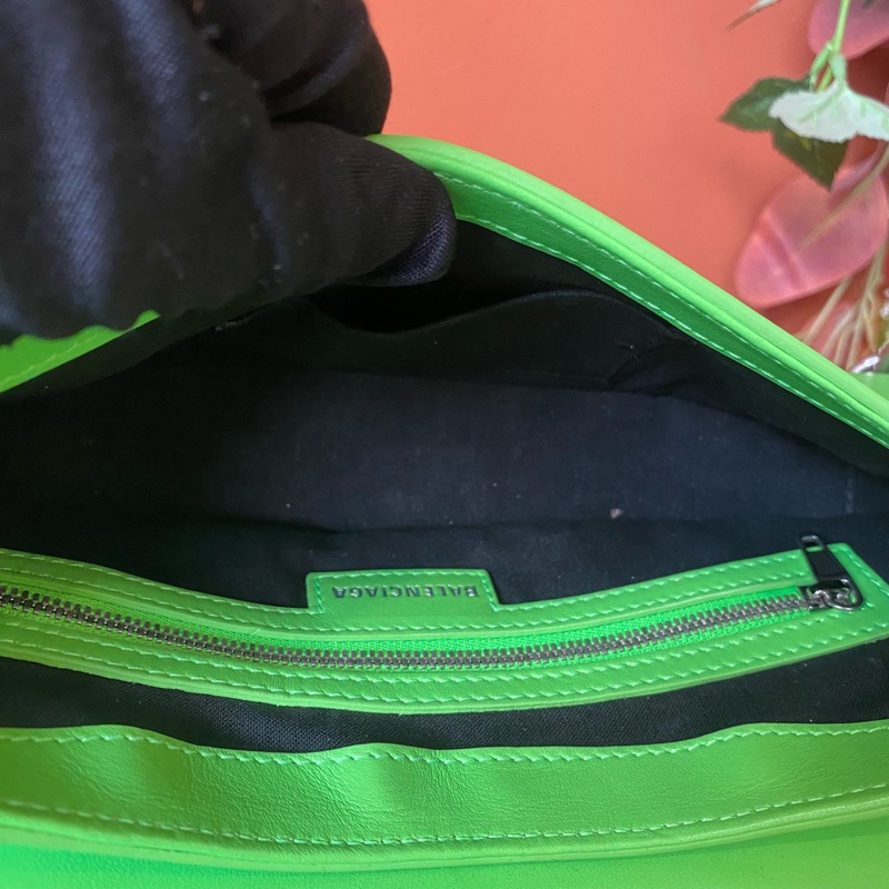 Balenciaga巴黎世家 LINDSAY 磁性閉合弧形牛皮 單肩斜挎包-8