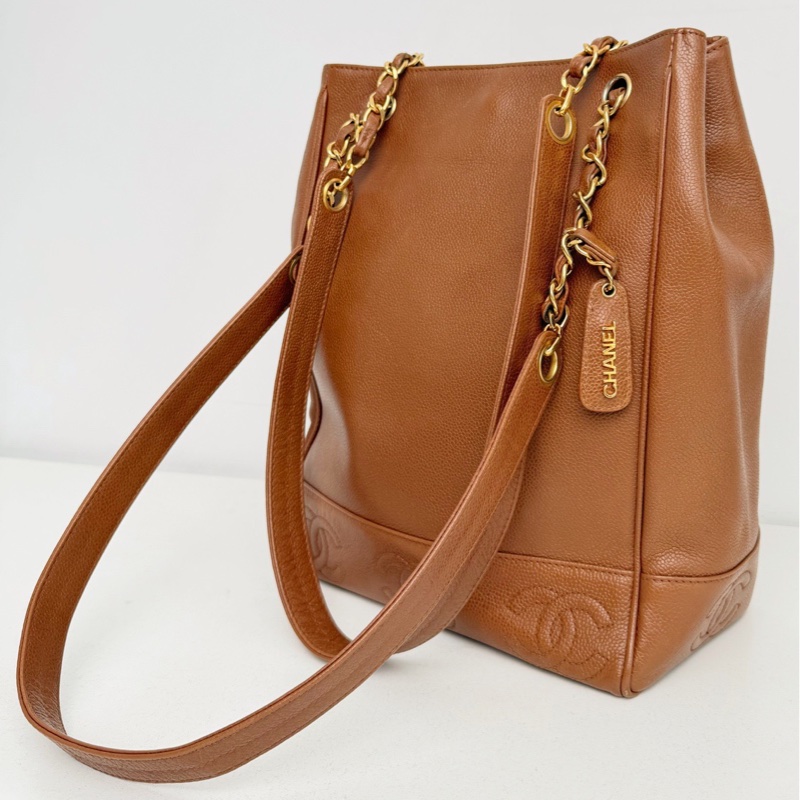 【近新閒置品】Chanel 香奈兒 4開焦糖色荔枝牛皮金扣奶粉包琴譜水桶包-1