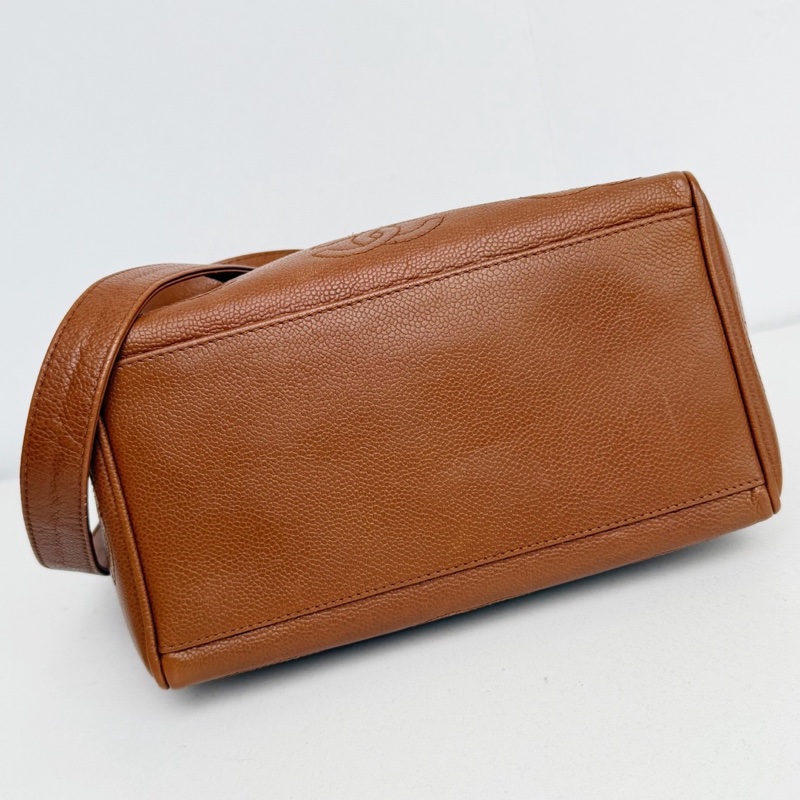 【近新閒置品】Chanel 香奈兒 4開焦糖色荔枝牛皮金扣奶粉包琴譜水桶包-7