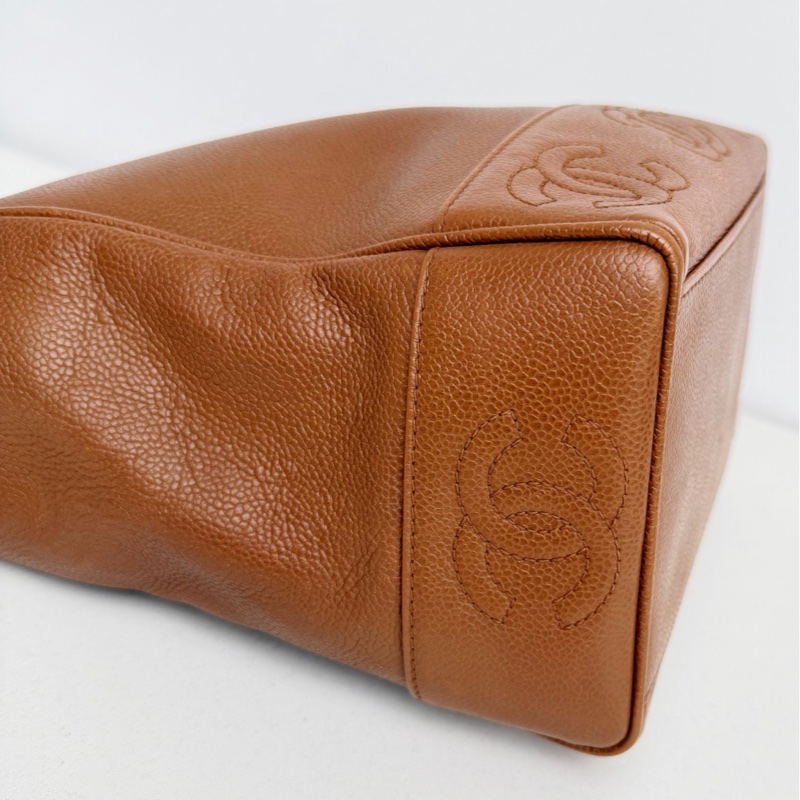 【近新閒置品】Chanel 香奈兒 4開焦糖色荔枝牛皮金扣奶粉包琴譜水桶包-8