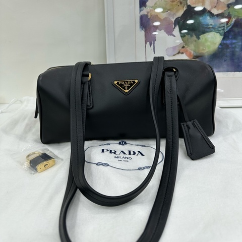 Prada 普拉達 25年新款 soft grain法國棍腋下包