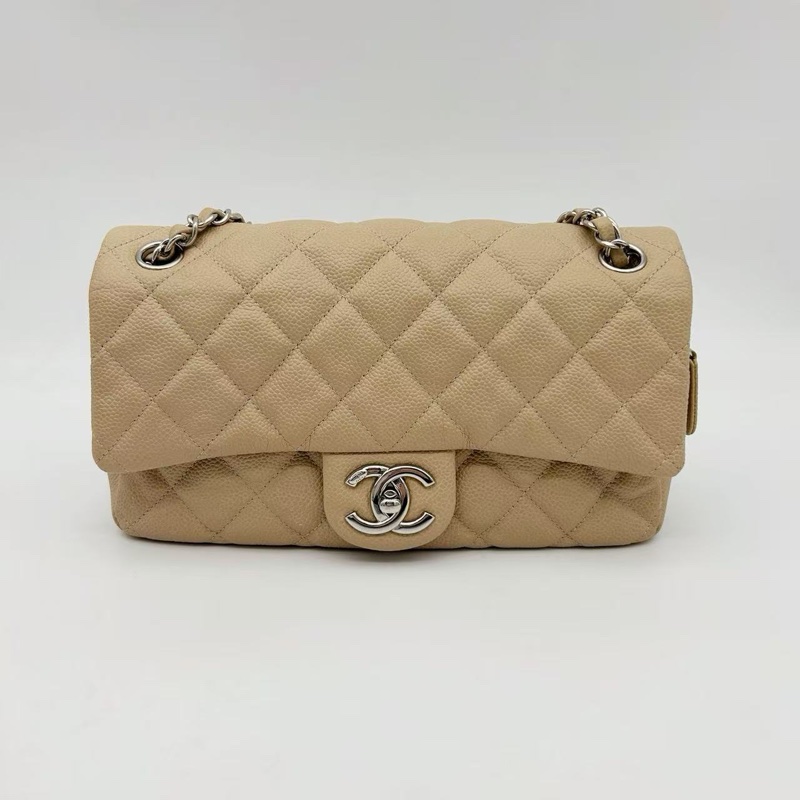 「JL精品代購」香奈兒魚子醬牛皮奶茶色銀扣拉鍊款cf鏈條包-0