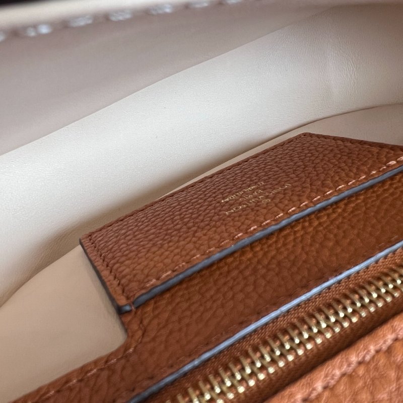 LV  焦糖色Pont NeufSoft PM 斜背包-6