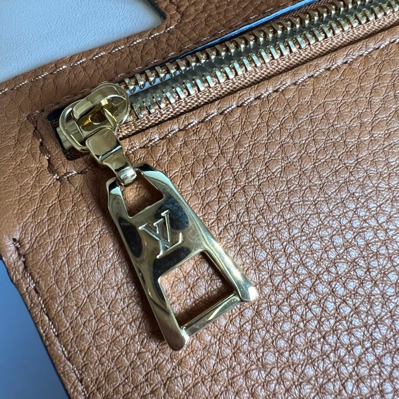 LV  焦糖色Pont NeufSoft PM 斜背包-11