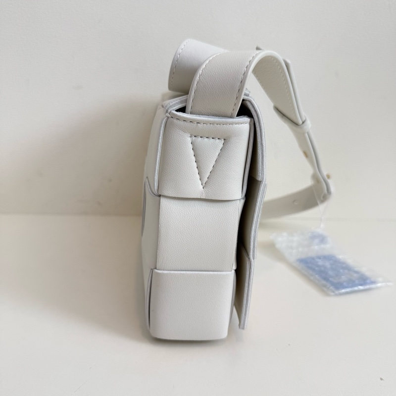 BV 葆蝶家 白色編制斜挎包-3