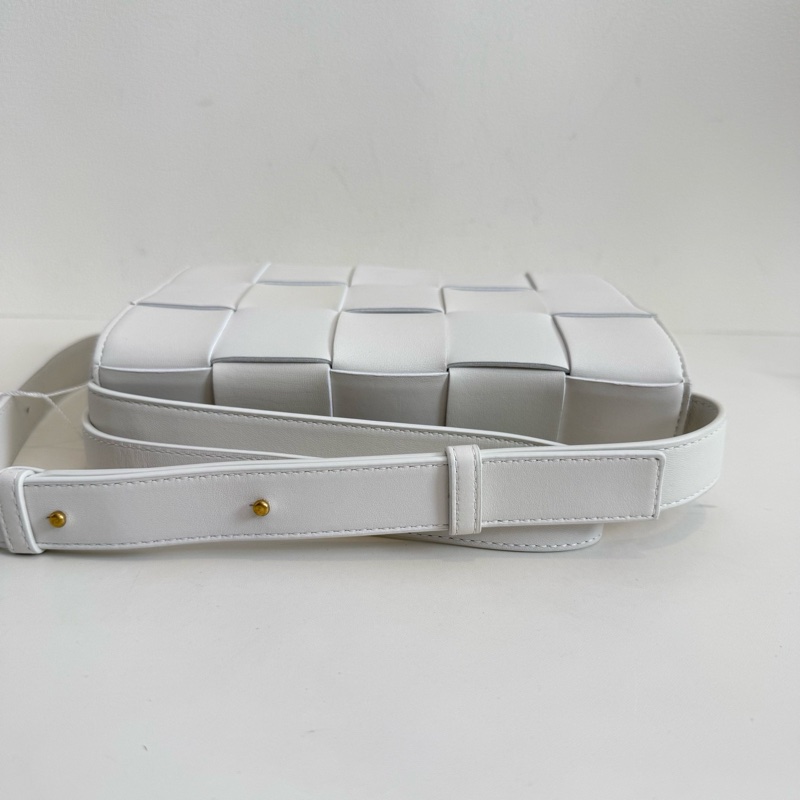 BV 葆蝶家 白色編制斜挎包-5