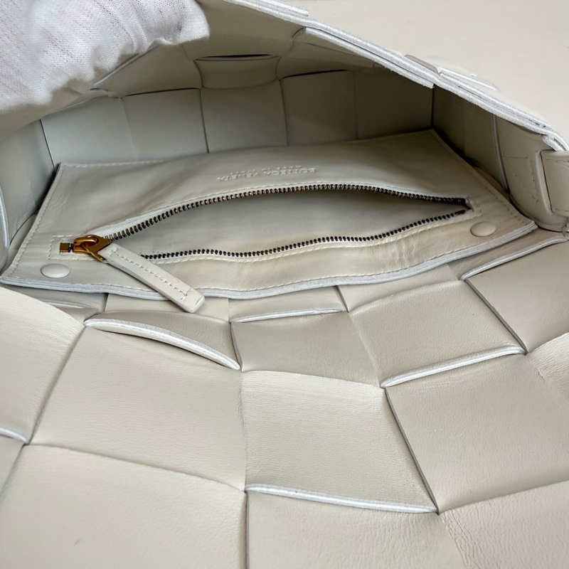 BV 葆蝶家 白色編制斜挎包-7