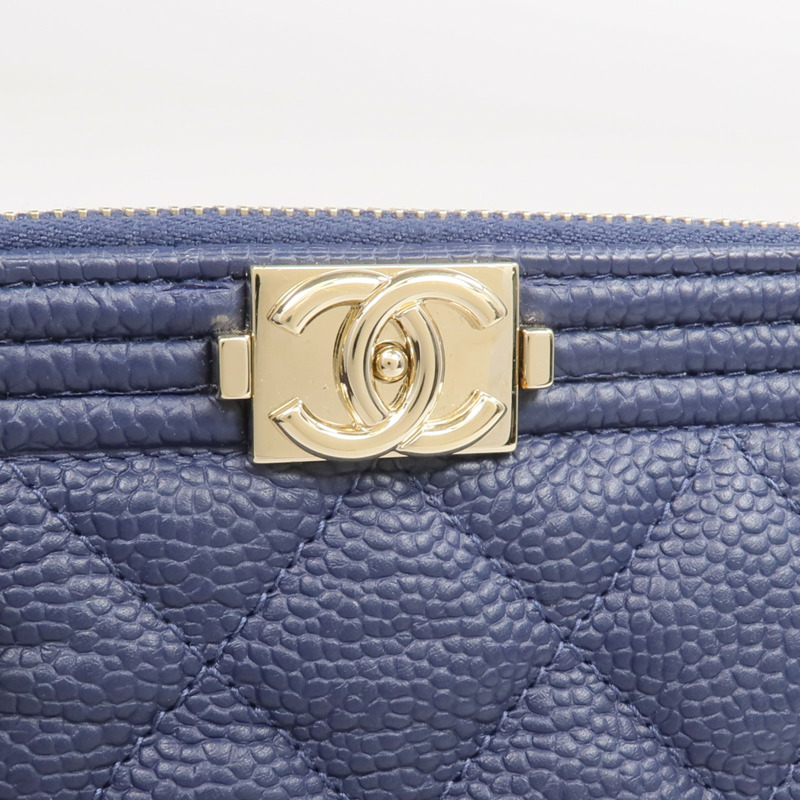 CHANEL 牛皮皮革Boy Pouch金扣手拿包-9