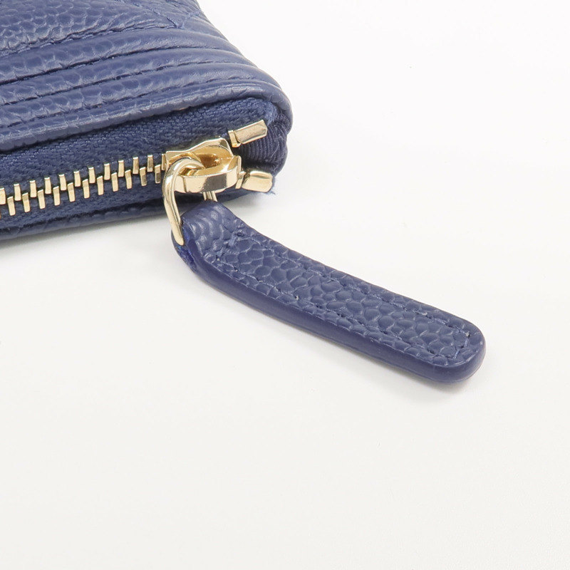 CHANEL 牛皮皮革Boy Pouch金扣手拿包-10