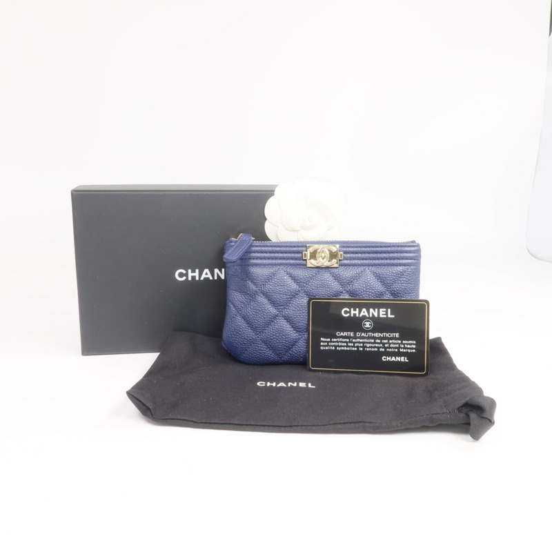 CHANEL 牛皮皮革Boy Pouch金扣手拿包-14
