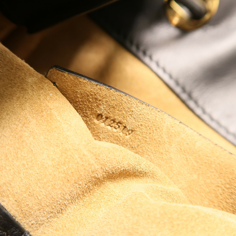 LOEWE 牛皮皮革Pebble Pouch肩背袋-6