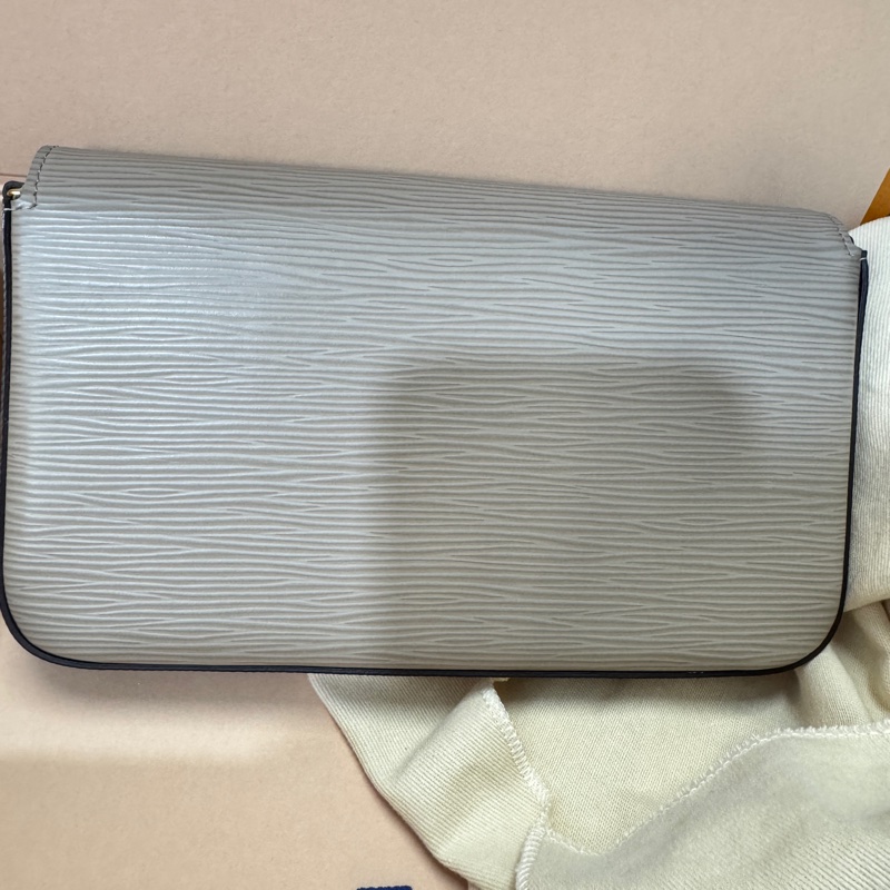 LV WOC三合一水波紋鏈條包 斜背包 台灣購證正本 極新包-1