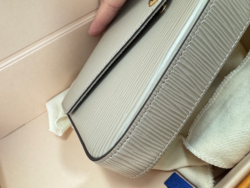 LV WOC三合一水波紋鏈條包 斜背包 台灣購證正本 極新包-10