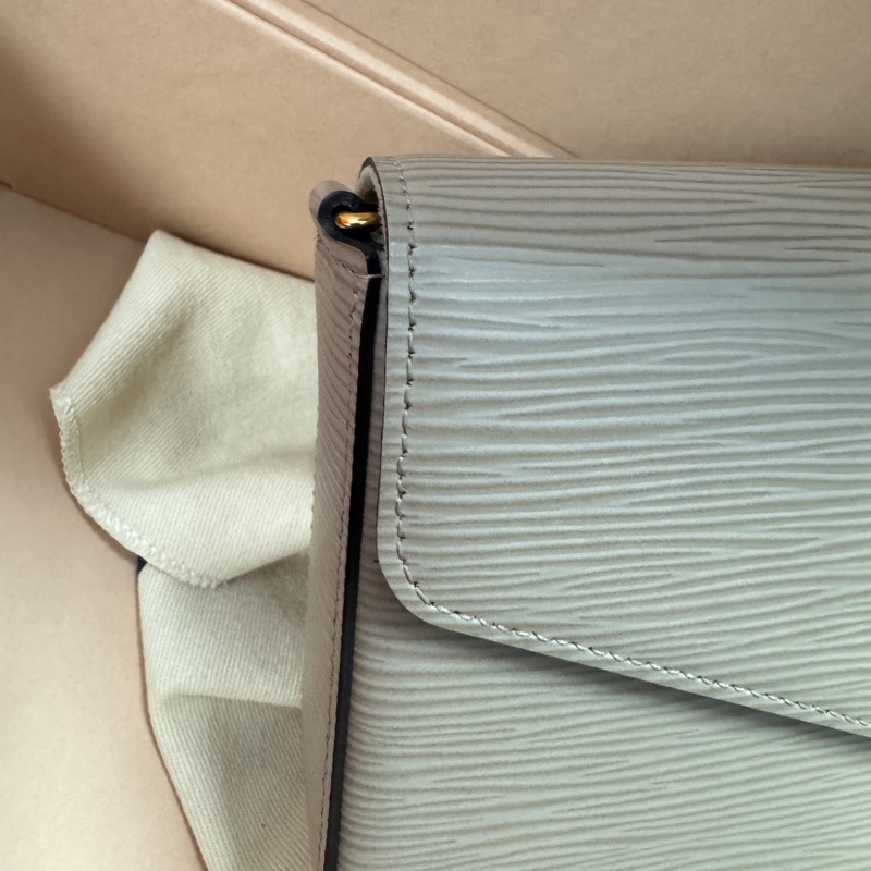 LV WOC三合一水波紋鏈條包 斜背包 台灣購證正本 極新包-11