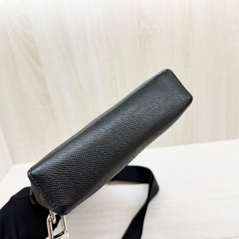 LV全新✨黑灰Duo 胸口包m30936-5