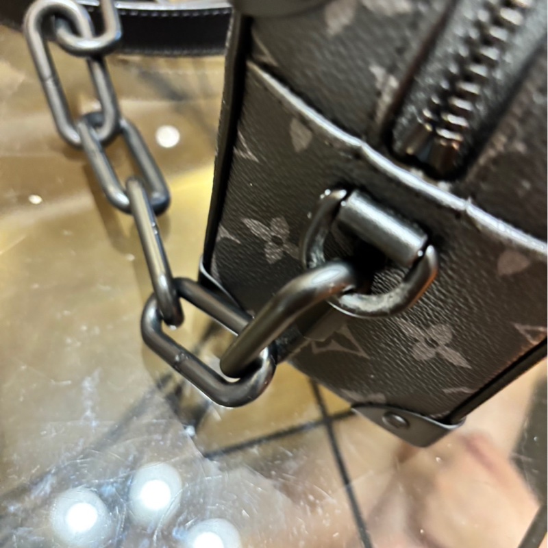 LV男士側背包-11