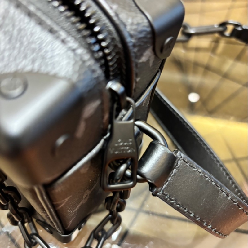 LV男士側背包-12