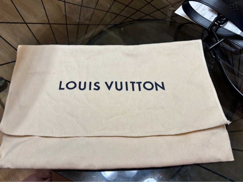 LV男士側背包-16