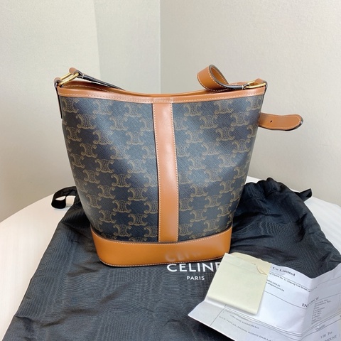 賽琳/Celine Triomphe Bucket 小號凱旋門經典老花棕色水桶包 輕盈又時尚的日常款 配件：塵袋，購證18x13x22cm