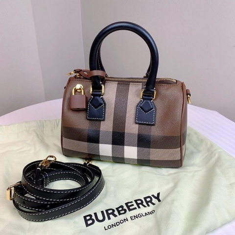 博柏利/Burberry 棕色格纹迷你保龄球包 可手提可斜背 配件：塵袋，長肩帶 20x12x12cm