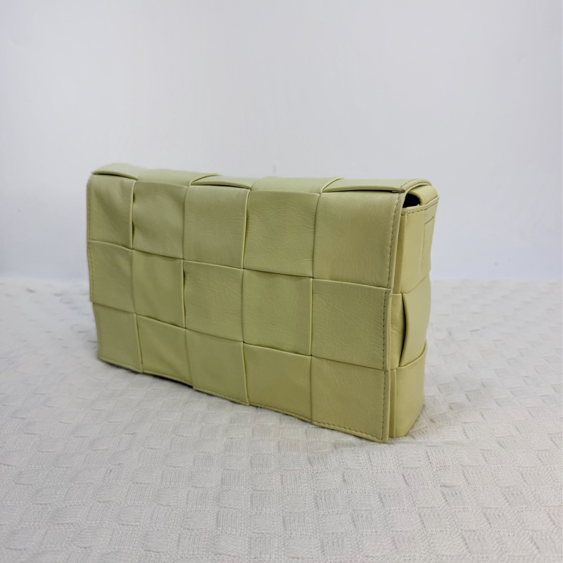 BV 檸檬黃小牛皮銀釦粗編織斜背卡帶包-1