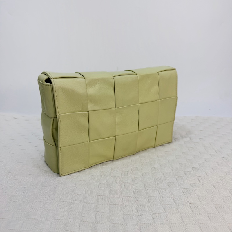 BV 檸檬黃小牛皮銀釦粗編織斜背卡帶包-2