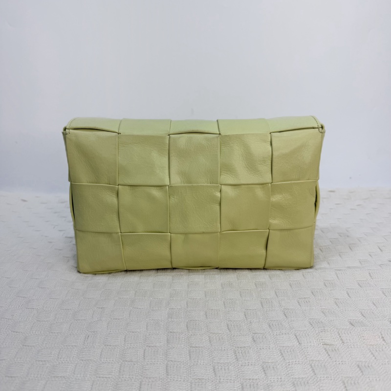 BV 檸檬黃小牛皮銀釦粗編織斜背卡帶包-3