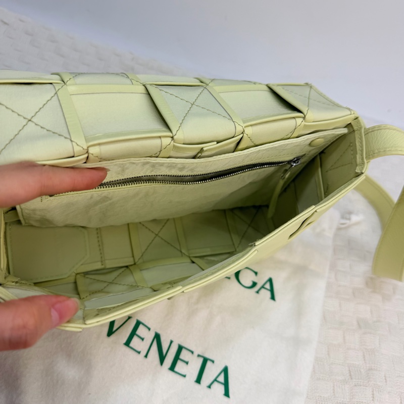 BV 檸檬黃小牛皮銀釦粗編織斜背卡帶包-6