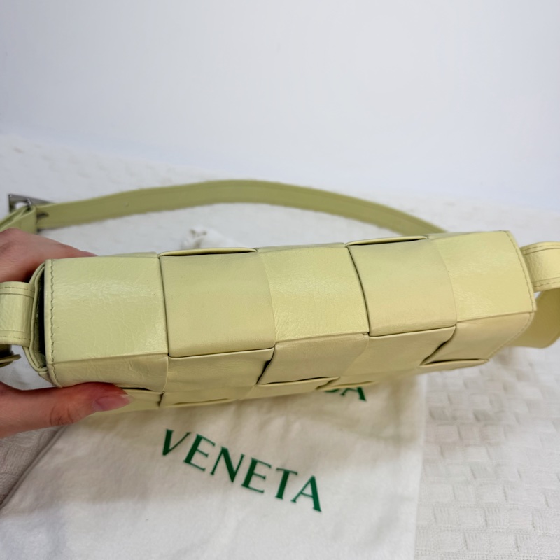 BV 檸檬黃小牛皮銀釦粗編織斜背卡帶包-7