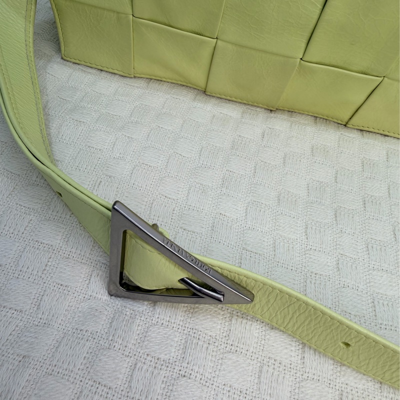 BV 檸檬黃小牛皮銀釦粗編織斜背卡帶包-8