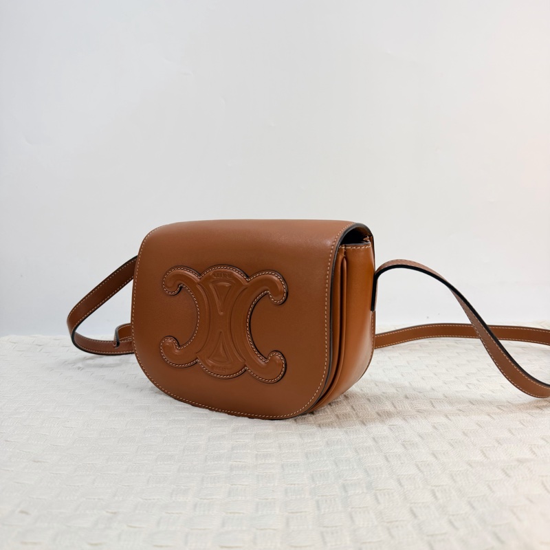 Celine 棕小牛皮金釦凱旋門Logo 馬鞍斜背包-1