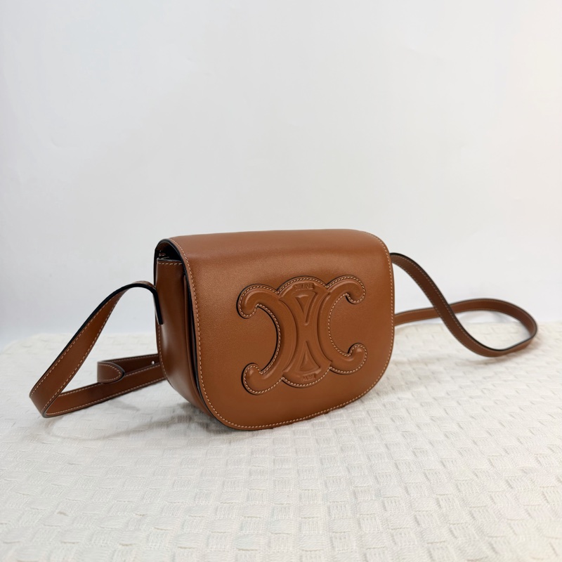 Celine 棕小牛皮金釦凱旋門Logo 馬鞍斜背包-2