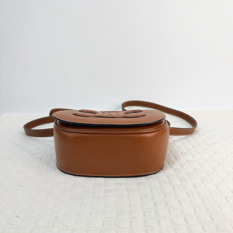 Celine 棕小牛皮金釦凱旋門Logo 馬鞍斜背包-3