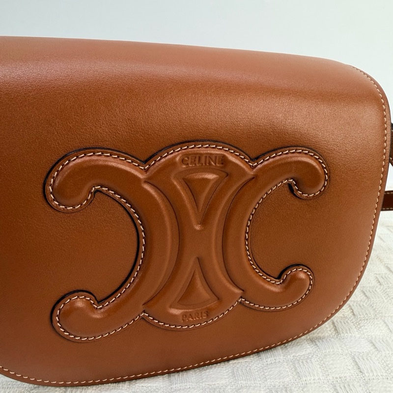 Celine 棕小牛皮金釦凱旋門Logo 馬鞍斜背包-10