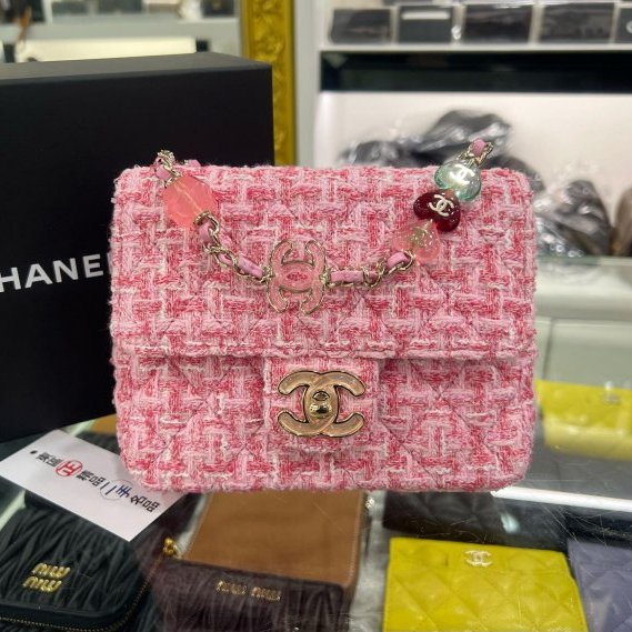 東區正精品㊣CHANEL MINI COCO 17cm 全新香奈兒粉色毛呢菱格紋金鍊琉璃珠珠方胖斜背包 RZ6372-0