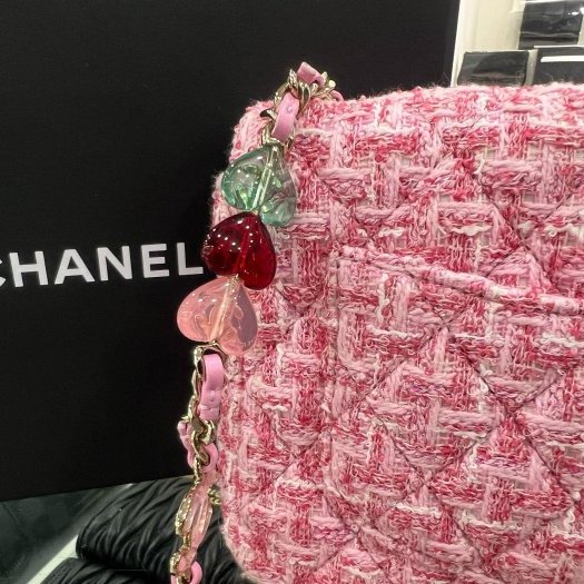 東區正精品㊣CHANEL MINI COCO 17cm 全新香奈兒粉色毛呢菱格紋金鍊琉璃珠珠方胖斜背包 RZ6372-3