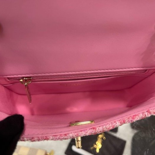 東區正精品㊣CHANEL MINI COCO 17cm 全新香奈兒粉色毛呢菱格紋金鍊琉璃珠珠方胖斜背包 RZ6372-11