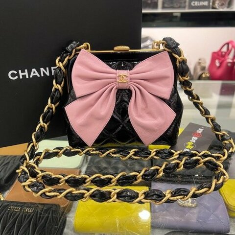 東區正精品㊣CHANEL 全新香奈兒黑色油蠟皮菱格紋金鍊粉色全皮蝴蝶結口巾包斜背包 RZ6375