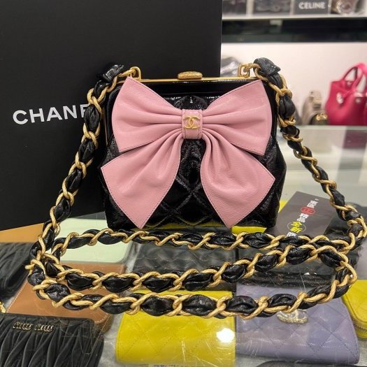 東區正精品㊣CHANEL 全新香奈兒黑色油蠟皮菱格紋金鍊粉色全皮蝴蝶結口巾包斜背包 RZ6375-0