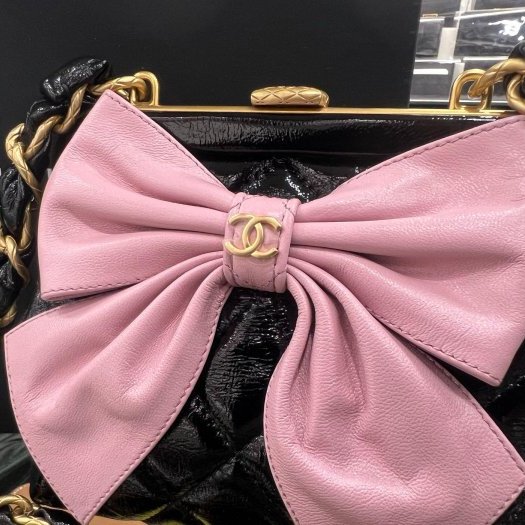 東區正精品㊣CHANEL 全新香奈兒黑色油蠟皮菱格紋金鍊粉色全皮蝴蝶結口巾包斜背包 RZ6375-1