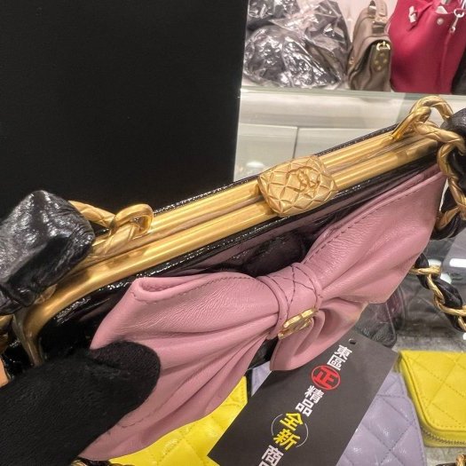 東區正精品㊣CHANEL 全新香奈兒黑色油蠟皮菱格紋金鍊粉色全皮蝴蝶結口巾包斜背包 RZ6375-2