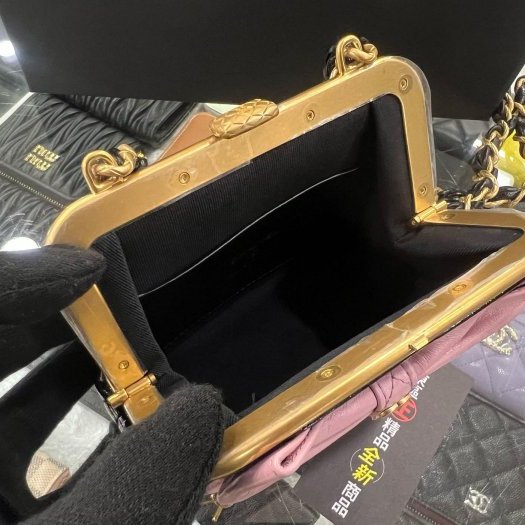 東區正精品㊣CHANEL 全新香奈兒黑色油蠟皮菱格紋金鍊粉色全皮蝴蝶結口巾包斜背包 RZ6375-4