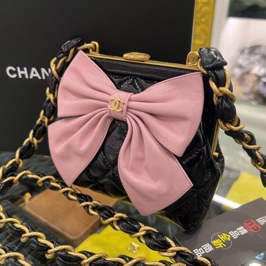 東區正精品㊣CHANEL 全新香奈兒黑色油蠟皮菱格紋金鍊粉色全皮蝴蝶結口巾包斜背包 RZ6375-10