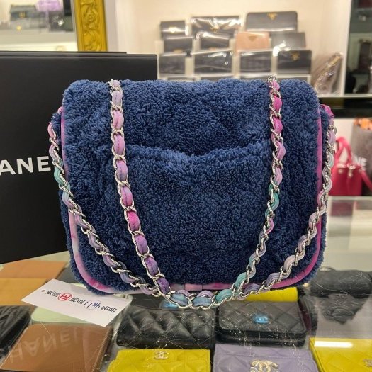 東區正精品㊣CHANEL 近全新香奈兒深藍色毛巾布毛毛銀鍊銀扣口蓋包斜背包 RZ6377-3