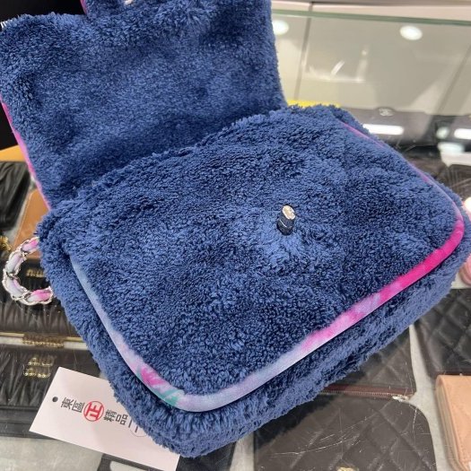 東區正精品㊣CHANEL 近全新香奈兒深藍色毛巾布毛毛銀鍊銀扣口蓋包斜背包 RZ6377-9